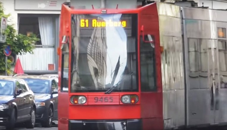 Vozač tramvaja u Njemačkoj onesvijestio se u vožnji, putnici zaustavili tramvaj
